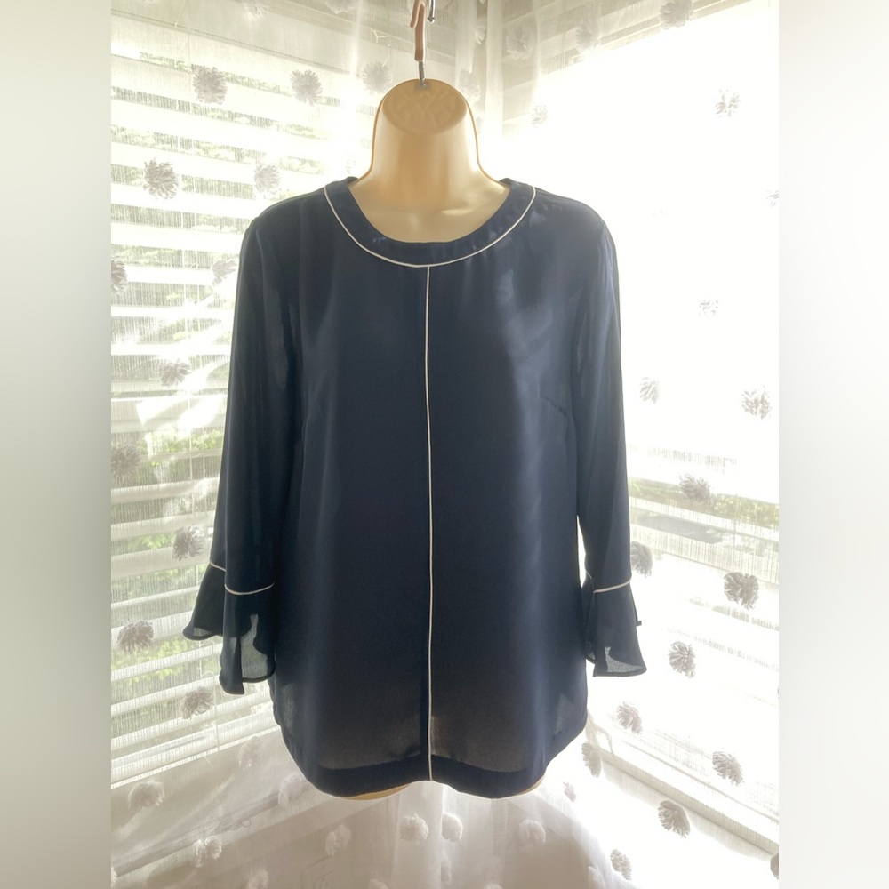 pretty blouse from banana republic size small in great condition